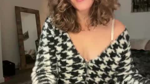 Snapshot of leahsparkles chatting on December 2025 03:41:01 PM Leah Sparkles online show from December 2025 03:41:01 PM