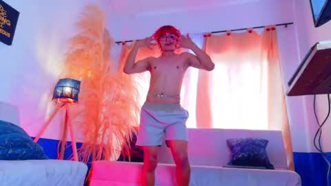Snapshot of lee_roses chatting on June 2026 04:33:02 PM leeh online show from June 2026 04:33:02 PM