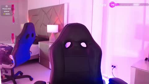 Snapshot of leethompson_ chatting on February 2025 12:22:01 PM Leet  online show from February 2025 12:22:01 PM