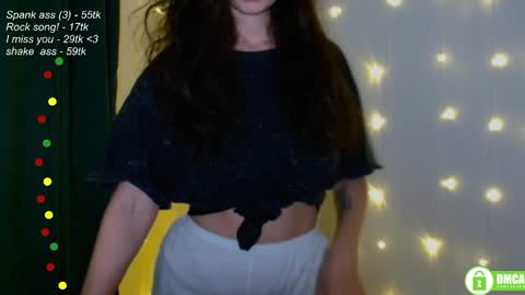 Snapshot of leia_bell chatting on March 2025 06:16:01 PM hey Im Leia and I love rock  online show from March 2025 06:16:01 PM