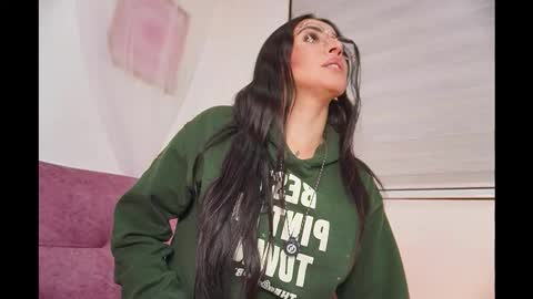 Snapshot of leila_petitee chatting on November 2025 01:39:01 PM Leila online show from November 2025 01:39:01 PM