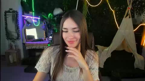 Snapshot of leilarai chatting on November 2025 01:43:01 PM Leila Rai online show from November 2025 01:43:01 PM