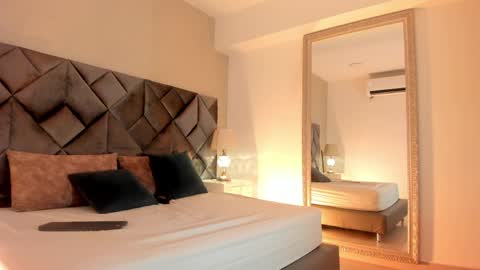 Leizathompson online show from April 2026 05:10:01 PM