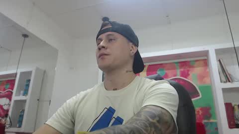 Snapshot of leo_cumming01 chatting on February 2025 02:06:02 PM Yesid online show from February 2025 02:06:02 PM