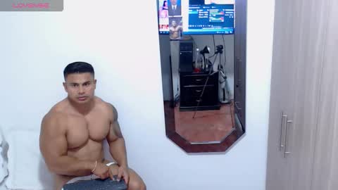 Snapshot of leo_muscleboy chatting on November 2025 11:59:01 PM Leo online show from November 2025 11:59:01 PM