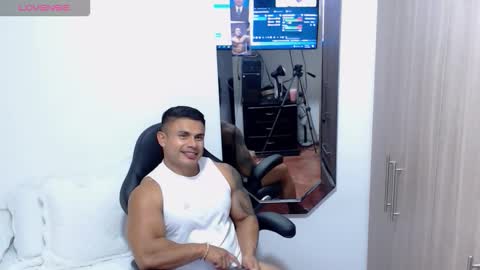 Snapshot of leo_muscleboy chatting on November 2025 11:14:01 PM Leo online show from November 2025 11:14:01 PM