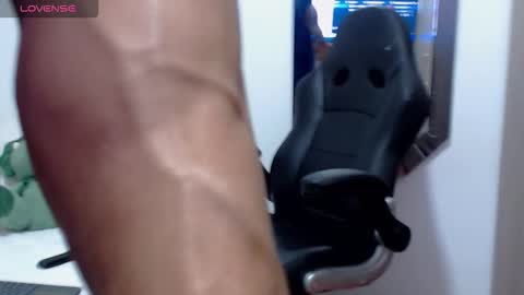 Snapshot of leo_muscleboy chatting on November 2025 12:41:01 AM Leo online show from November 2025 12:41:01 AM