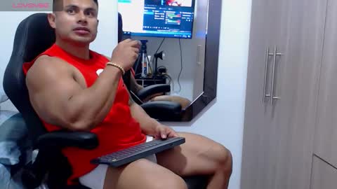 Snapshot of leo_muscleboy chatting on November 2025 11:36:02 PM Leo online show from November 2025 11:36:02 PM