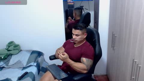 Snapshot of leo_muscleboy chatting on November 2025 12:13:01 AM Leo online show from November 2025 12:13:01 AM
