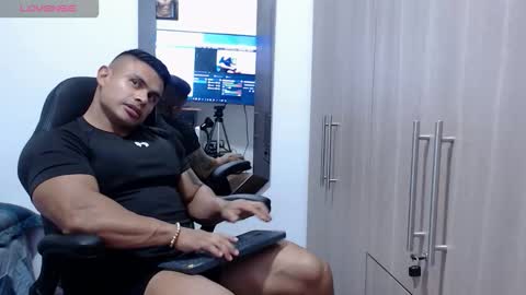 Snapshot of leo_muscleboy chatting on December 2025 11:24:01 PM Leo online show from December 2025 11:24:01 PM