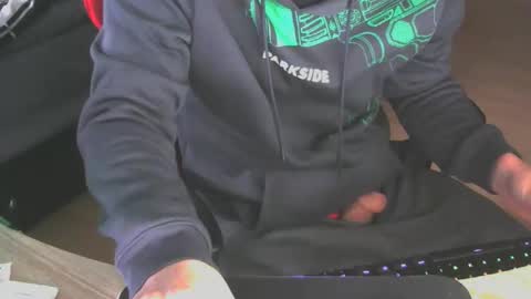 Snapshot of leon_97 chatting on October 2025 08:25:01 AM Lele 97 online show from October 2025 08:25:01 AM