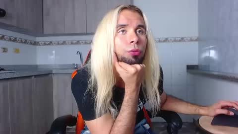 Snapshot of leonboom chatting on March 2025 11:14:01 PM Tom Rider online show from March 2025 11:14:01 PM