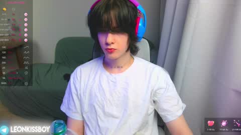 leonkissboy online show from April 2026 09:01:01 PM