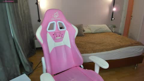 Snapshot of lesya_flin chatting on November 2025 09:18:02 AM Lesya online show from November 2025 09:18:02 AM