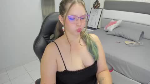 Snapshot of leynabraun chatting on March 2025 03:59:02 PM online show from March 2025 03:59:02 PM