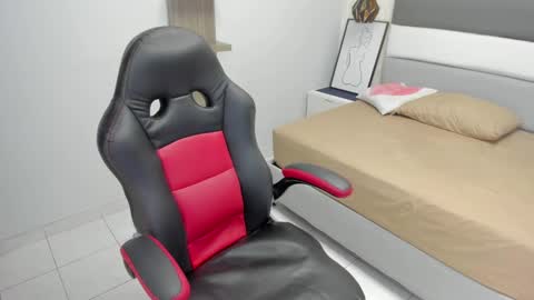 Snapshot of leynabraun chatting on March 2025 12:44:02 PM online show from March 2025 12:44:02 PM