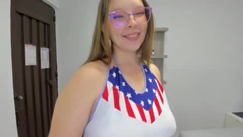 Snapshot of leynabraun chatting on March 2025 03:49:02 PM online show from March 2025 03:49:02 PM