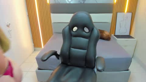 Snapshot of leynabraun chatting on September 2025 12:54:01 PM online show from September 2025 12:54:01 PM