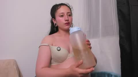 Snapshot of lia_queen610 chatting on June 2026 01:28:02 AM Little Queen Lia online show from June 2026 01:28:02 AM
