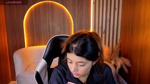 Snapshot of lia_queen_tx chatting on May 2026 03:35:01 AM Online 1400 - 2100 online show from May 2026 03:35:01 AM