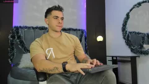 Liam online show from November 2025 10:42:02 PM