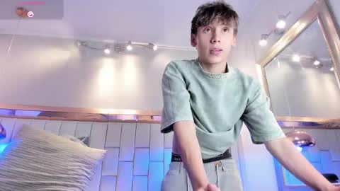 liaml_18_ online show from November 2025 10:01:01 PM