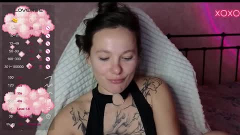 Snapshot of lil_luna_x chatting on January 2025 07:11:01 PM little moon online show from January 2025 07:11:01 PM