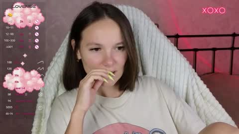 Snapshot of lil_luna_x chatting on September 2025 09:27:02 PM little moon online show from September 2025 09:27:02 PM