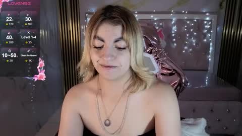 Lili online show from November 2025 03:28:01 AM