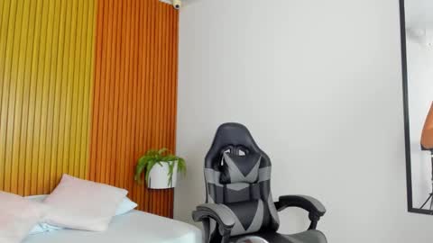 L I L I online show from December 2025 02:17:02 AM