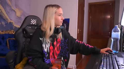 Snapshot of lilielfie chatting on October 2025 06:52:01 AM lilielfie online show from October 2025 06:52:01 AM