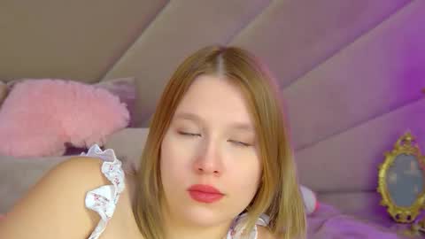 LiliLinn online show from November 2025 08:03:01 AM