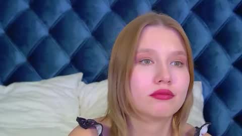 LiliLinn online show from November 2025 08:28:01 AM