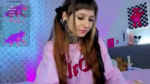 lilith_poison online show from February 2026 06:32:01 AM