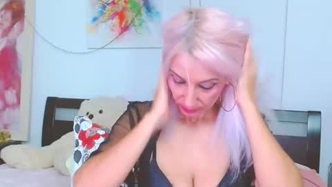 Lara online show from October 2025 08:53:02 PM