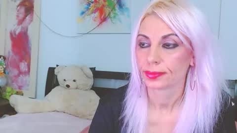 Lara online show from November 2025 06:50:01 PM