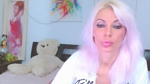 Lara online show from November 2025 07:30:02 PM