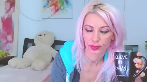 Lara online show from December 2025 11:32:01 PM