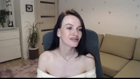 lilliyves online show from July 2026 08:25:01 PM
