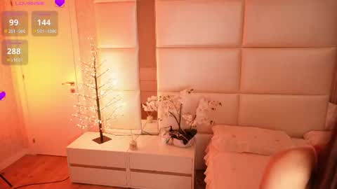 Lilly Colins online show from June 2026 08:42:01 PM