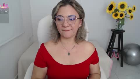 Snapshot of lilly_milf chatting on September 2025 01:44:02 PM Lilly online show from September 2025 01:44:02 PM