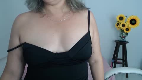 Snapshot of lilly_milf chatting on November 2025 03:35:01 PM Lilly online show from November 2025 03:35:01 PM