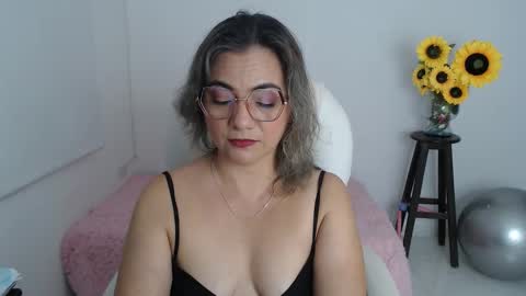 Snapshot of lilly_milf chatting on November 2025 01:59:02 PM Lilly online show from November 2025 01:59:02 PM