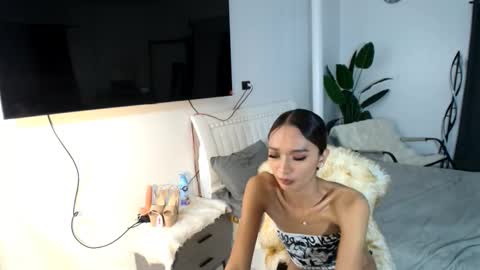 lillyholland online show from February 2025 08:40:01 AM