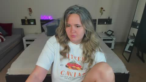 Snapshot of lily_bel chatting on May 2026 01:14:02 AM Lily online show from May 2026 01:14:02 AM