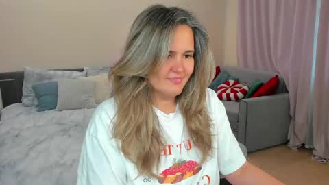 Snapshot of lily_bel chatting on June 2026 01:07:02 AM Lily online show from June 2026 01:07:02 AM