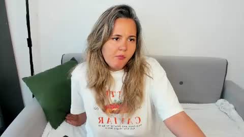 Snapshot of lily_bel chatting on June 2026 01:06:01 AM Lily online show from June 2026 01:06:01 AM