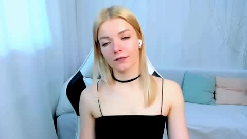 lilydavisss online show from April 2026 02:28:01 AM