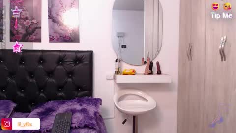 Snapshot of lilyfox23 chatting on November 2025 01:17:01 AM lilyfox23 online show from November 2025 01:17:01 AM