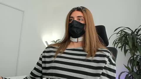 Lily Reina online show from March 2026 06:20:01 PM